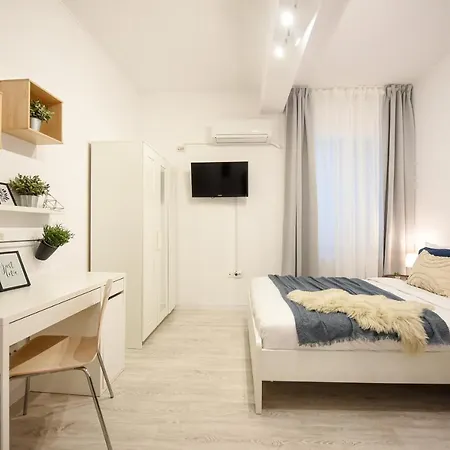 Апартаменты Central Treasure - Cozy 2 Bedroom In Historic Old Town Бухарест