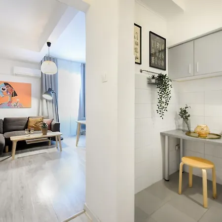 Апартаменты Central Treasure - Cozy 2 Bedroom In Historic Old Town *