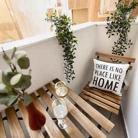 Central Treasure - Cozy 2 Bedroom In Historic Old Town Апартаменты