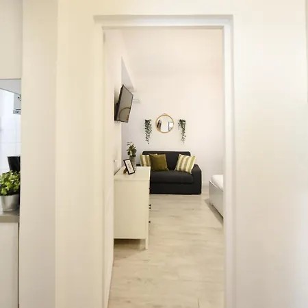 Central Treasure - Cozy 2 Bedroom In Historic Old Town Apartment