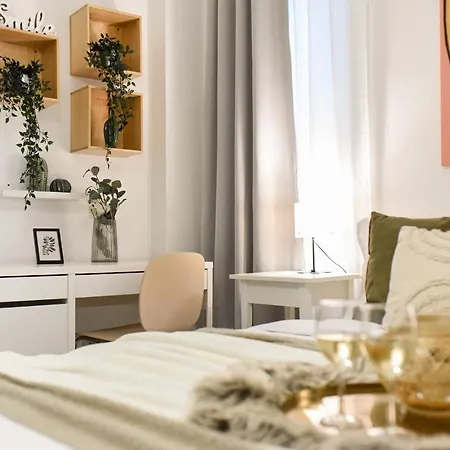 Central Treasure - Cozy 2 Bedroom In Historic Old Town Apartment