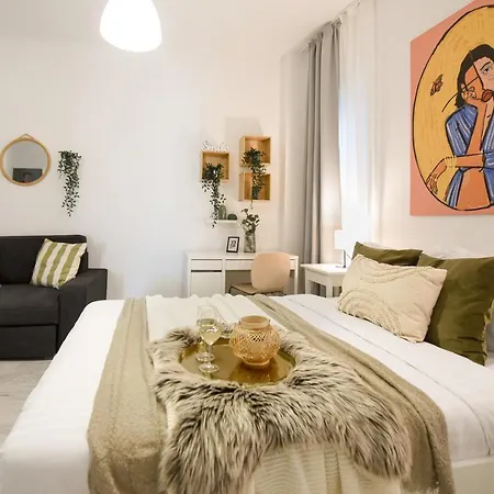 Central Treasure - Cozy 2 Bedroom In Historic Old Town *