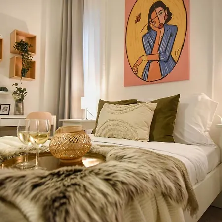 Central Treasure - Cozy 2 Bedroom In Historic Old Town Apartment *