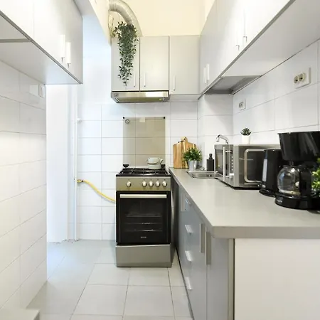Central Treasure - Cozy 2 Bedroom In Historic Old Town Apartment *
