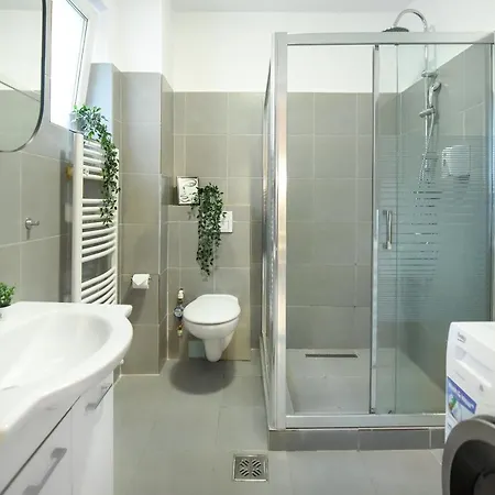 Central Treasure - Cozy 2 Bedroom In Historic Old Town