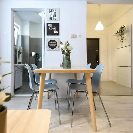 Central Treasure - Cozy 2 Bedroom In Historic Old Town *