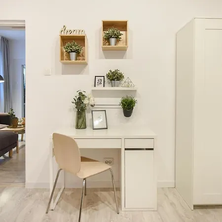 Central Treasure - Cozy 2 Bedroom In Historic Old Town Apartment