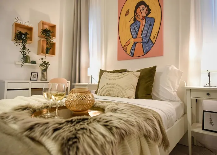 Central Treasure - Cozy 2 Bedroom In Historic Old Town 아파트 *