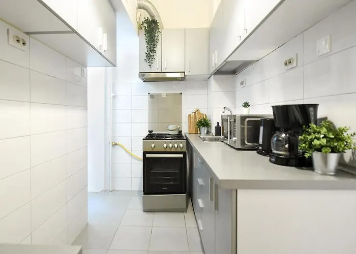 Central Treasure - Cozy 2 Bedroom In Historic Old Town 아파트 *