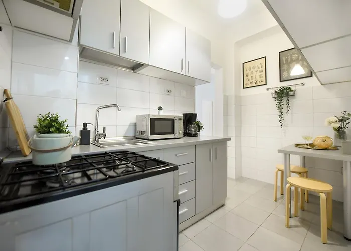 아파트 Central Treasure - Cozy 2 Bedroom In Historic Old Town 부쿠레슈티