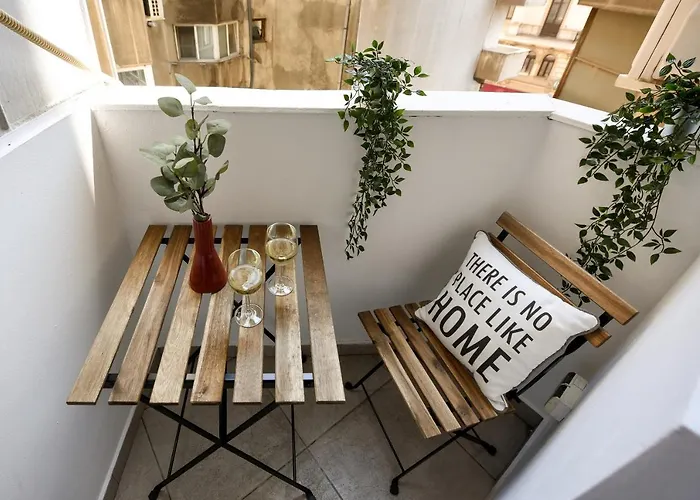 Central Treasure - Cozy 2 Bedroom In Historic Old Town 아파트