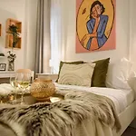 Central Treasure - Cozy 2 Bedroom In Historic Old Town 公寓 *