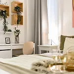 Central Treasure - Cozy 2 Bedroom In Historic Old Town Apartman