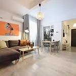 Central Treasure - Cozy 2 Bedroom In Historic Old Town Apartman *