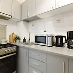 Central Treasure - Cozy 2 Bedroom In Historic Old Town Apartman