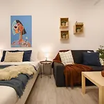 Central Treasure - Cozy 2 Bedroom In Historic Old Town Apartman