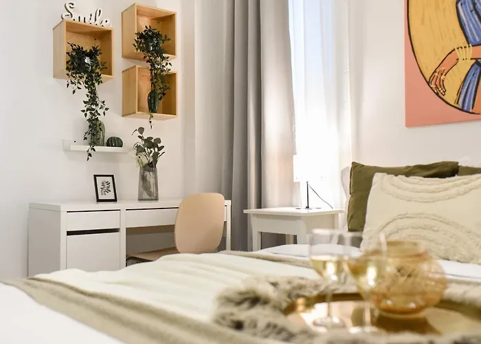 Central Treasure - Cozy 2 Bedroom In Historic Old Town 公寓