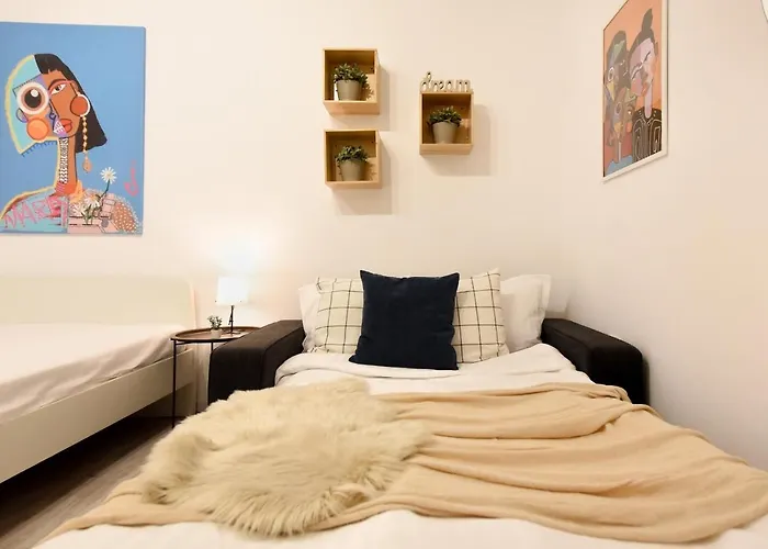 Central Treasure - Cozy 2 Bedroom In Historic Old Town *